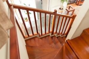 Baranda de madera Rauli teñido con pilar y balaustres rectos