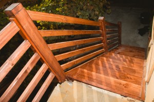 Escalera recta de pino teñido con baranda lateral