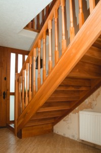 Escalera recta de rauli al natural con baranda balaustrada y pasamanos para niños
