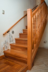 Escalera recta de rauli al natural con baranda balaustrada y pasamanos para niños