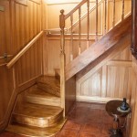 Escalera de madera en forma de L con baranda balaustrada especial