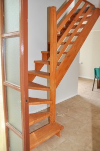 escalera de pino teñido en forma de L sin contrahuella 3