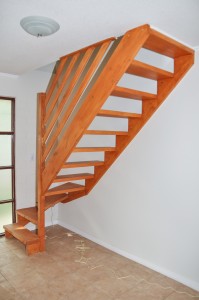 escalera de pino teñido en forma de L sin contrahuella 2