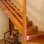 escalera de rauli con baranda al natural vitrificada en forma de L 7