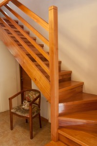 escalera de rauli con baranda al natural vitrificada en forma de L 7
