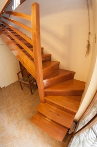 escalera de rauli con baranda al natural vitrificada en forma de L