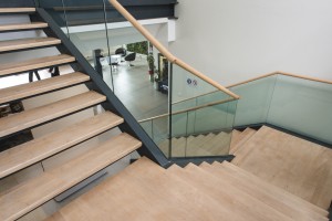 Escalera de madera giro U fabricada e instalada por Escalímetro LTDA