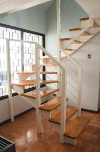 Escalera de madera giro U fabricada e instalada por Escalímetro LTDA