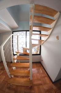 Escalera de madera giro U fabricada e instalada por Escalímetro LTDA