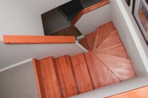 Escalera de madera giro U fabricada e instalada por Escalímetro LTDA
