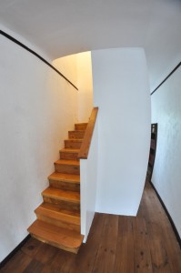 Escalera de madera giro U fabricada e instalada por Escalímetro LTDA
