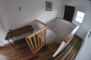 Escalera de madera giro U fabricada e instalada por Escalímetro LTDA