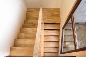 Escalera de madera giro U fabricada e instalada por Escalímetro LTDA