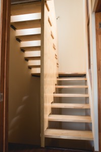 Escalera de madera giro U fabricada e instalada por Escalímetro LTDA