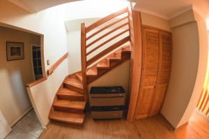Escalera de madera giro U fabricada e instalada por Escalímetro LTDA