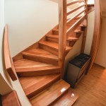 Escalera de madera giro U fabricada e instalada por Escalímetro LTDA