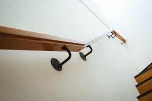 Pasamanos de raulí con soportes de fierro