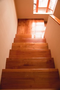 Revestimiento de madera para escalera de Raulí teñido