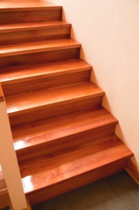 Revestimiento de madera para escalera de Raulí teñido