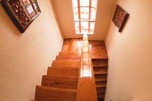 Revestimiento de madera para escalera de Raulí teñido