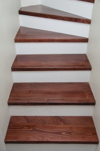 Revestimiento de madera para escalera pino Oregón, contrahuella blanca
